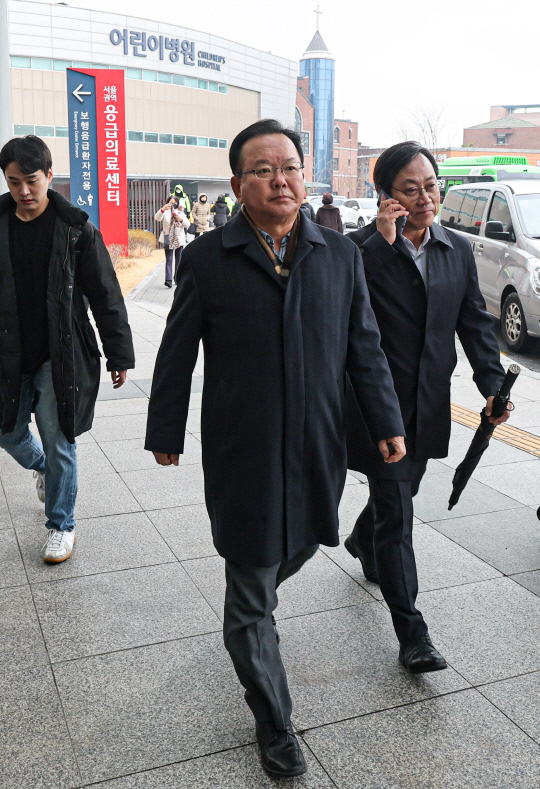 김부겸 전 국무총리가 3일 오전 더불어민주당 이재명 대표 문병을 위해 서울 종로구 서울대병원에 들어서고 있다. <연합뉴스>